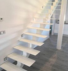 escalera en tonos claros